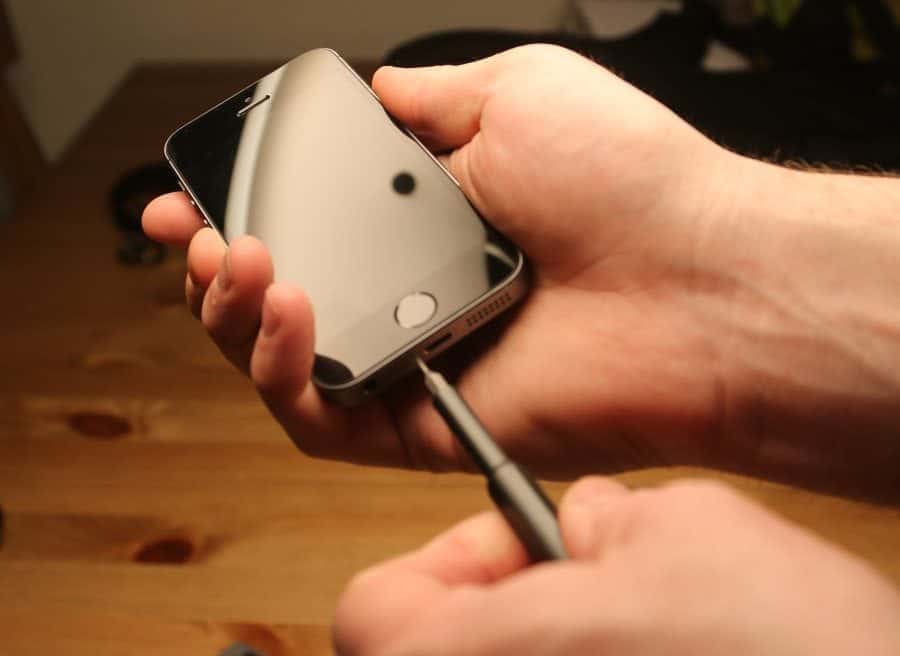 Repairing an iphone with Xiaomi Wiha 24 in 1 Precision Screwdriver Kit